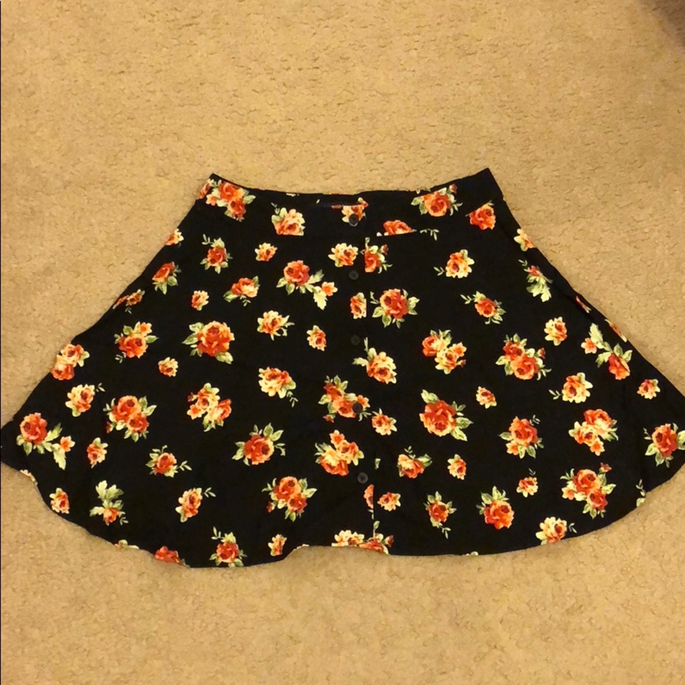 🌸FOREVER 21: Black floral skirt